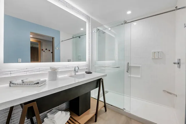 غرفة بسرير كينج مع أريكة، Cambria Hotel Austin Downtown 4/4