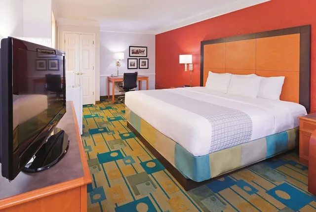 Junior Suite, Studio, King Bed، Baymont by Wyndham Lubbock - Downtown Civic Center 2/3