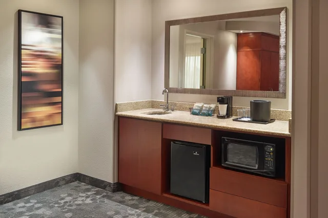 جناح بسريرين كوين بغرفة نوم واحدة مع أريكة، Courtyard Nashville Goodlettsville 5/5
