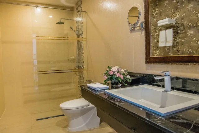 جناح ملكي بسريرين منفصلين بإطلالة على المسبح بشرفة، Palace Gate Hotel & Resort By EHM 1/2
