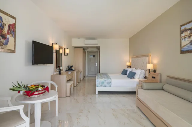 جناح جونيور بمسبح خاص، Vantaris Palace 2/2