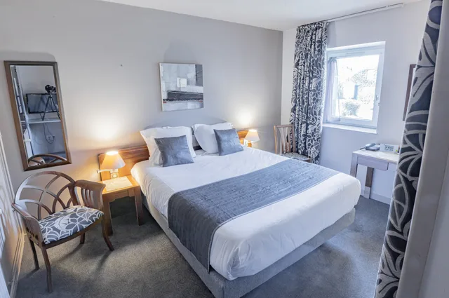 غرفة كومفورت بسرير كينج، Logis Hotel la Grassinais Saint Malo 1/2
