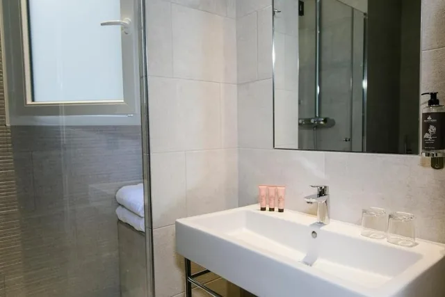 Classic, Double Bed, Hotel De Neuville Arc De Triomphe 5/5