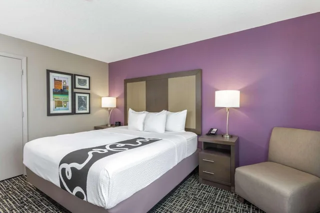 Deluxe, King Bed, Bathtub, Accessible, La Quinta Inn & Suites by Wyndham Hopkinsville 3/10