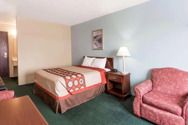 غرفة بسرير كوين، Super 8 by Wyndham Woodstock 1/1