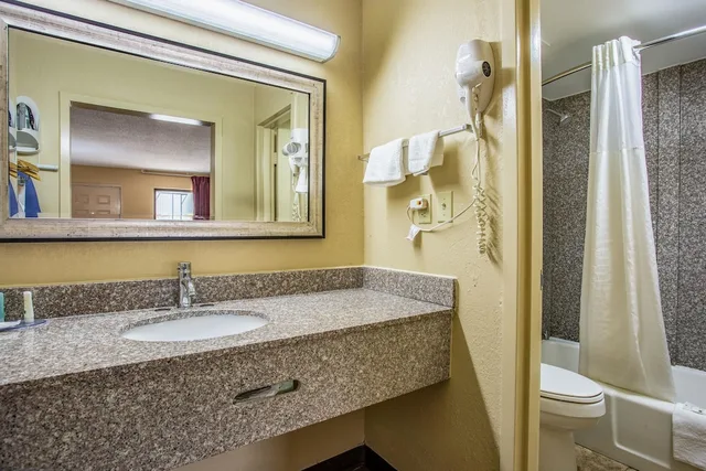 غرفة قياسية بسرير كوين، Quality Inn Bowling Green South 7/10
