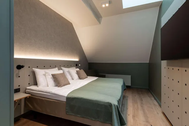 Room, Single, King Bed, No Window، Scandic Helsinki Hub 1/5