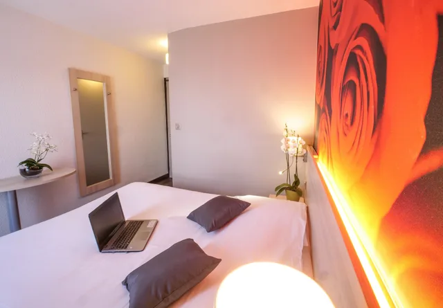 غرفة عائلية بسرير مزدوج وسريرين منفصلين، Hôtel Inn Design Vannes Resto Novo 3/8