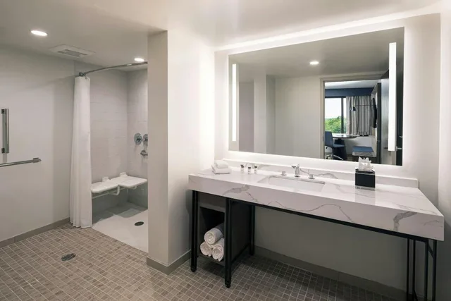جناح بسرير كينج بغرفة نوم واحدة مع أريكة، Portland Sheraton At Sable Oaks 4/6