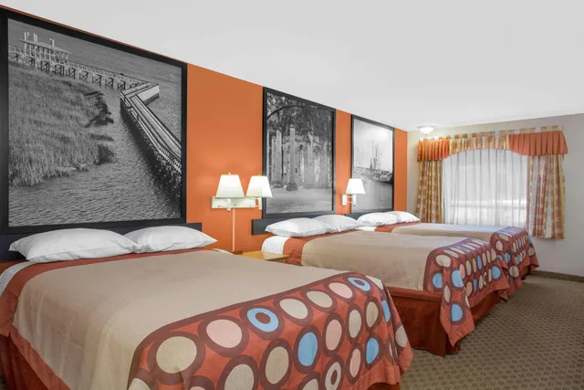 غرفة بثلاثة أسرّة، Super 8 by Wyndham Port Royal/Beaufort SC 2/3
