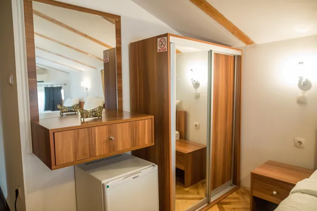 غرفة ثلاثية، Hotel Herc 7/9
