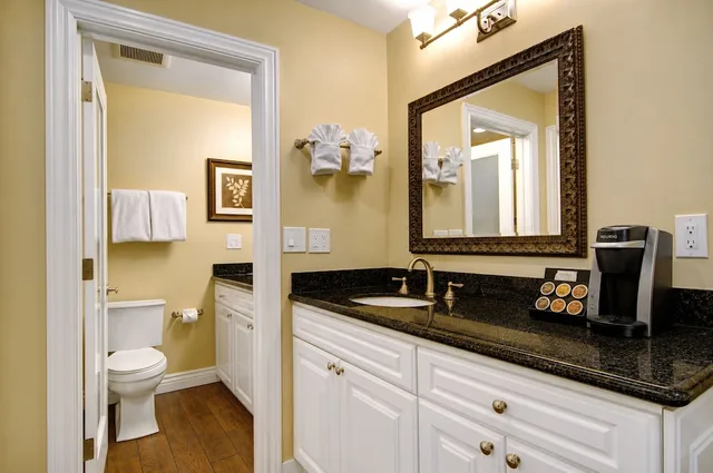 Premium, Studio, King Bed, Jetted Tub, Wayside Inn 4/6