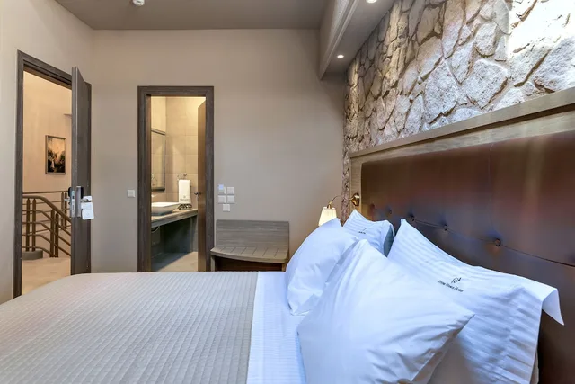 جناح بسرير كوين مع أريكة، Athens Manor Houses 9/10