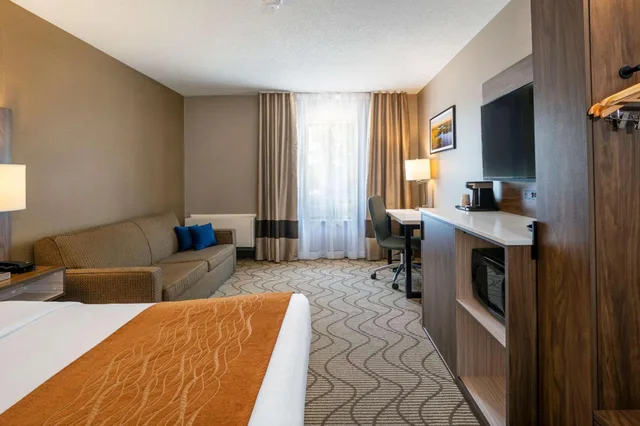 غرفة بسرير كوين مع أريكة في طابق مرتفع، Comfort Inn North Bay 4/6