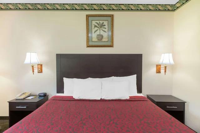 Standard, King Bed, Accessible, Days Inn by Wyndham Sullivan 3/4