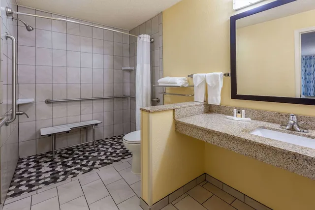 غرفة بسرير كينج لذوي الإعاقة، Days Inn by Wyndham Charles Town/Harpers Ferry 9/10