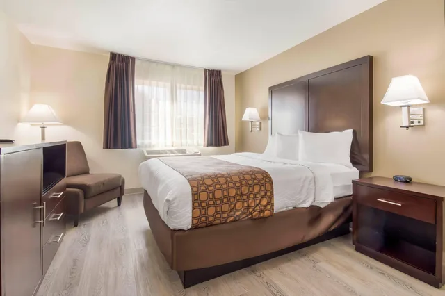 Room, Queen Bed, Econo Lodge Umatilla Columbia River Area 2/3