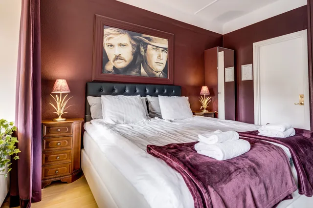 Burgundy, King Bed، Cameo Boutique Hotell 3/4