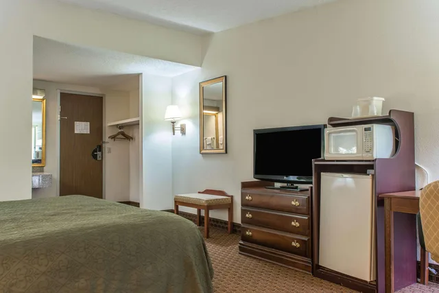 غرفة بسرير كينج للمدخنين، Rodeway Inn Brookville, PA 3/3