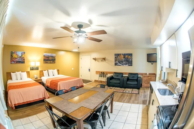 غرفة بسريرين كوين بمطبخ، Glenwood Springs Cedar Lodge 5/7