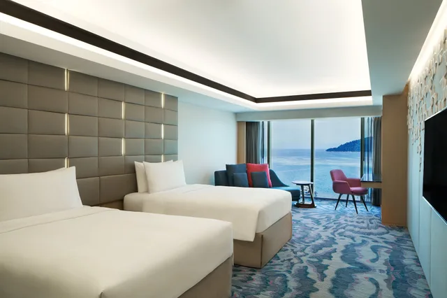 غرفة بسريرين منفصلين بإطلالة على البحر، LE MERIDIEN KOTA KINABALU 2/7