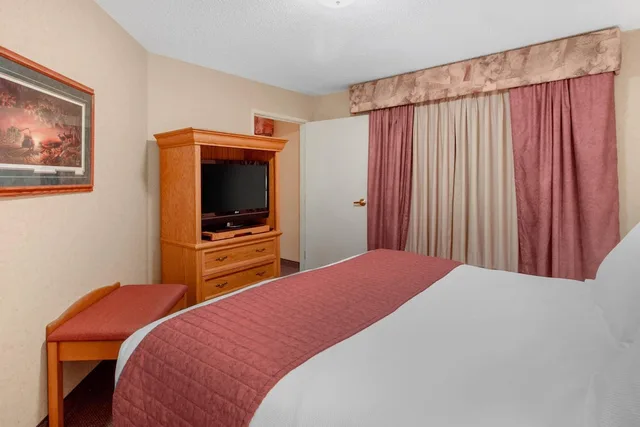 غرفة بسرير كينج مع أريكة، Norfolk Lodge Suites Ascend Hotel Collection 1/10