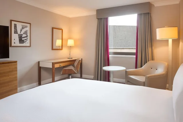 Guest Room, King Bed, Hilton Cambridge City Centre 7/11