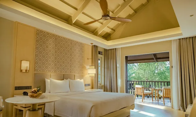 Lake Front King، Pelangi Beach Resort and Spa 3/8