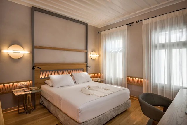 Classic, Queen Bed, Scala De Faro 1/5