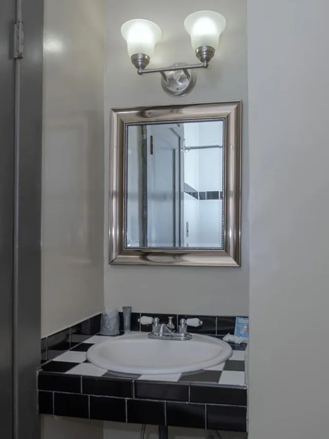 Private, 2 Double Beds, Private Bathroom، Gardner Hotel & Hostel 4/4