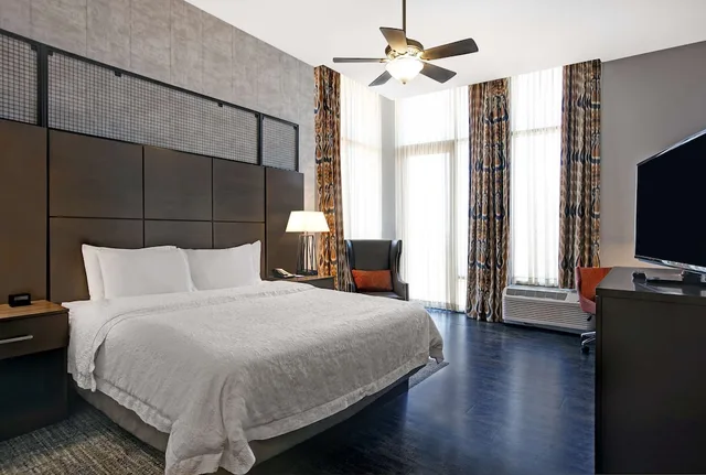 Standard, King Bed, Balcony, Hampton Inn & Suites Austin At The University / Capitol 9/10