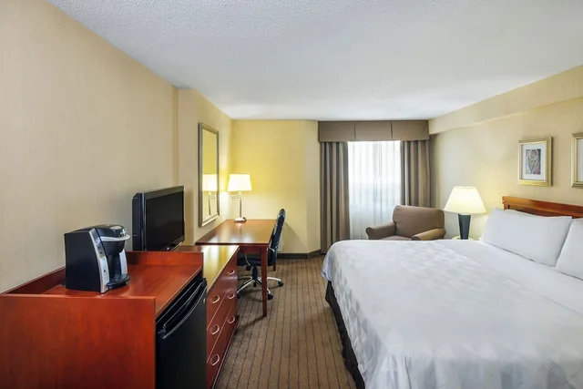 غرفة بريميوم بسرير كينج، Holiday Inn Laval Montreal 2/10