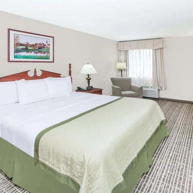 غرفة بسرير كينج لذوي الإعاقة، Baymont By Wyndham Elkhart 1/6