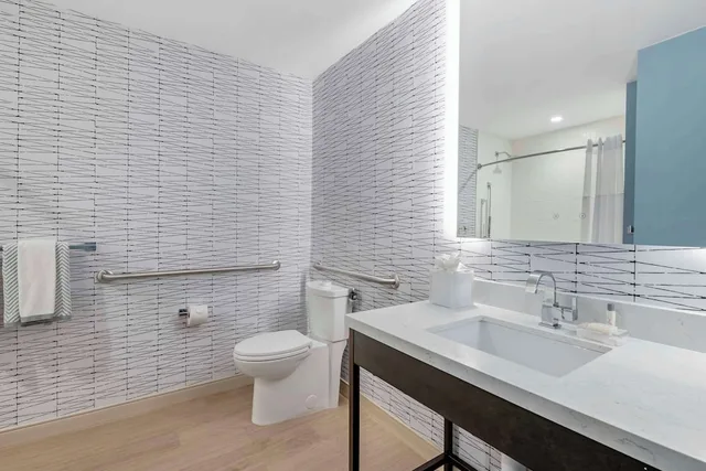 غرفة قياسية بسرير كينج لذوي الإعاقة، Cambria Hotel Austin Downtown 10/10