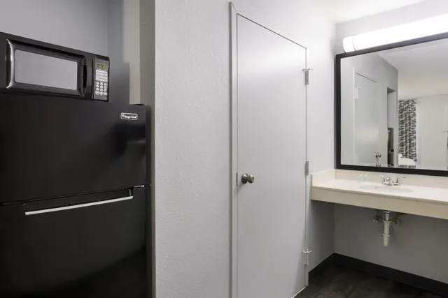 غرفة بسرير كوين بحوض استحمام لذوي الإعاقة، Suburban Studios Hinesville - Fort Stewart Area 10/10