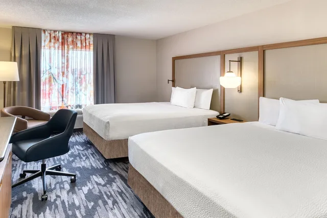 room, multiple beds، Fairfield Inn And Suites By Marriott Toronto Brampton 3/5