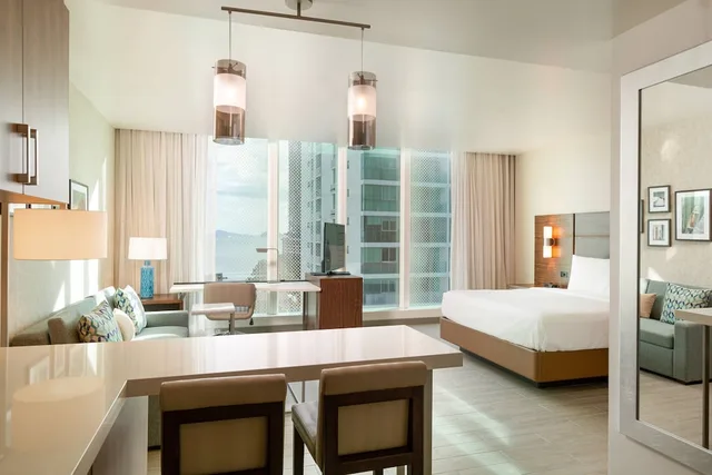 غرفة بسرير كينج بإطلالة على البحر مع أريكة، Residence Inn by Marriott Panama City 4/10