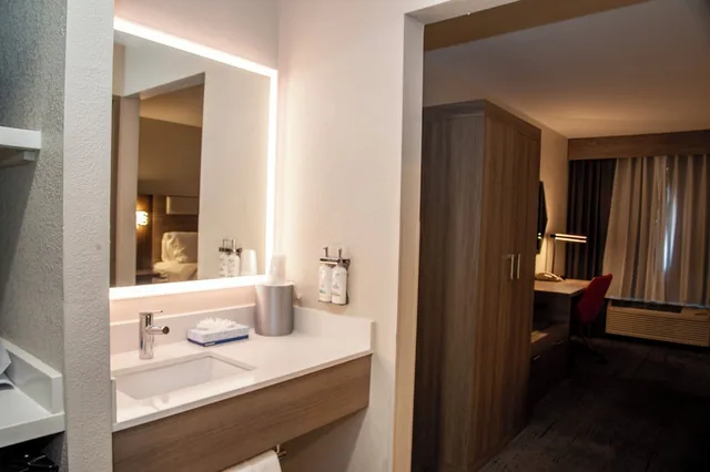 جناح بسرير كينج بمنطقة جلوس، Holiday Inn Express Tucson Airport 5/5