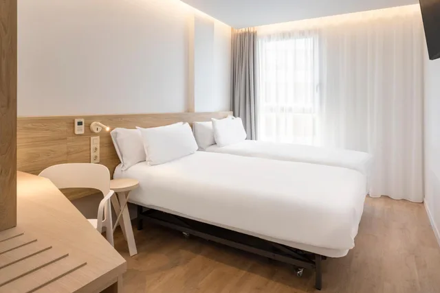 غرفة بسريرين منفصلين، B&B HOTEL Alicante Centro 1/1