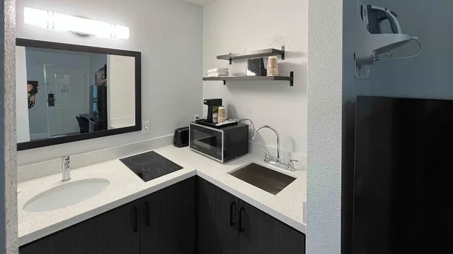 غرفة بسريرين مزدوجين بمطبخ للمدخنين، Studio6 Conroe, TX 4/5
