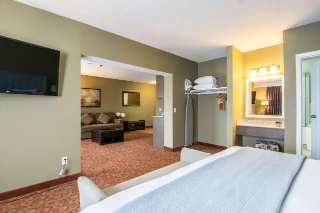 Upgrade, Suite, King Bed، Quality Hotel Drumheller 1/4