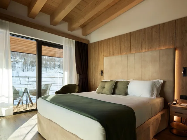 Executive, Suite, King Bed, Sofa, Sauna، VRetreats Cervino The Alps 1/3