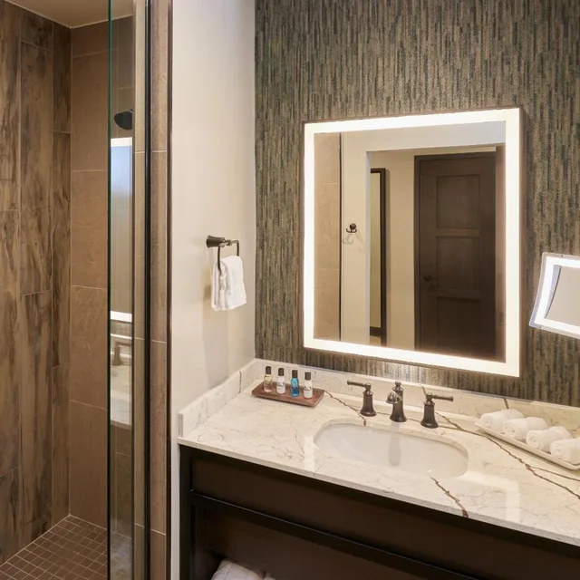 Tower, King Bed، Choctaw Landing Casino & Resort, Trademark Coll by Wyndham 4/4