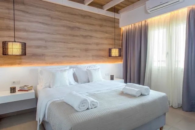 جناح بسرير كينج بإطلالة على البحر مع أريكة بجاكوزي، Evelyn Hotel 1/3
