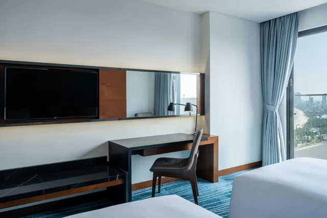 غرفة بسريرين منفصلين بشرفة، Hilton Garden Inn Da Nang 2/3