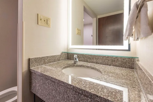 غرفة ديلوكس بسرير كوين، Drury Inn and Suites St Louis Airport 6/8