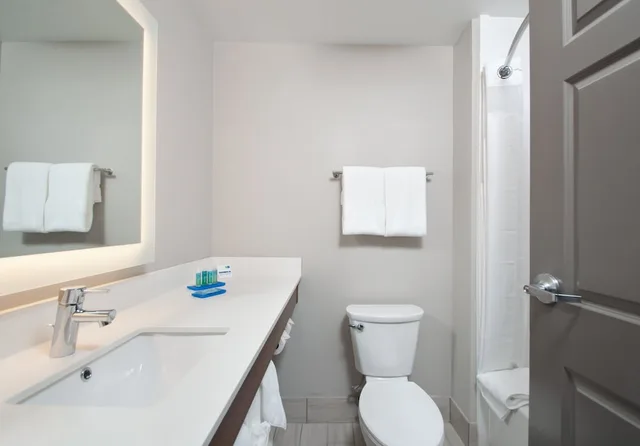 غرفة قياسية بسرير كوين، Holiday Inn Express Quantico - Stafford 2/3
