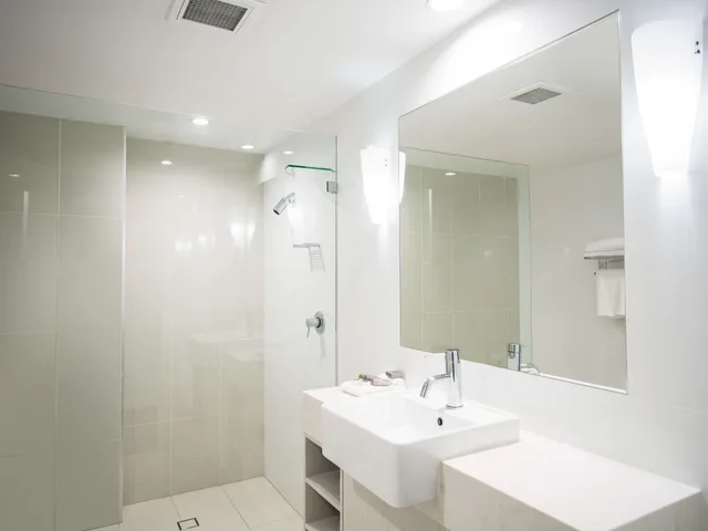 غرفة تنفيذية بسرير كينج وسريرين منفصلين، Oaks Sunshine Coast Oasis Resort 2/3
