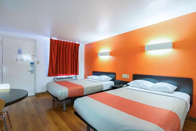 1 Full Bed - Mobility Access Tub Smk، Motel6 Round Rock, TX 3/5
