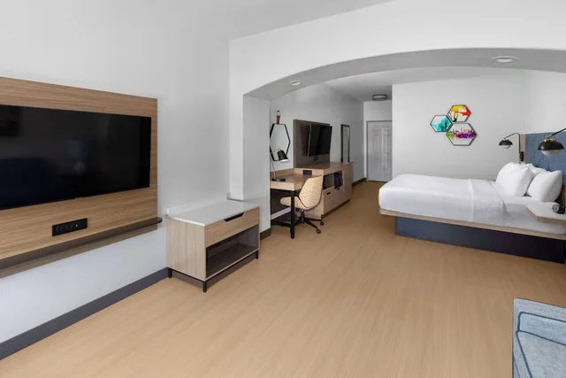 غرفة تنفيذية بسرير كينج لذوي الإعاقة، La Quinta Inn & Suites by Wyndham San Antonio Northwest 1/4